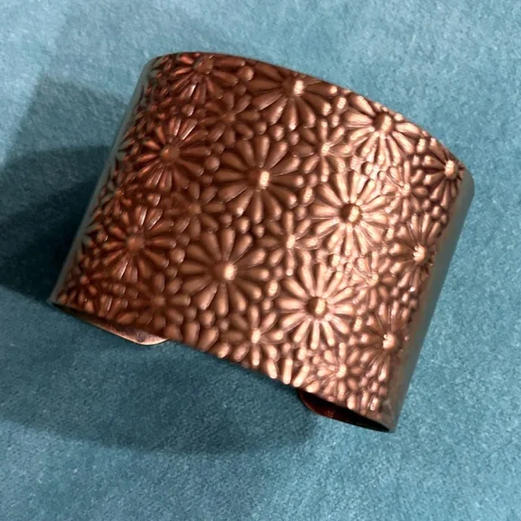 🌻HP🌻 3/$21 ⚡️ Brass Cuff Bracelet with Stamped Flowers - Picture 6 of 11